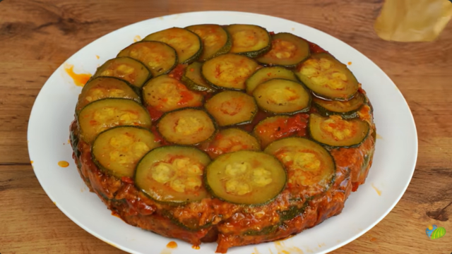 Abobrinha vegetariana de forno: receita simples e elegante com molho de tomate e crosta de queijo, não tem erro!