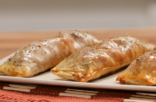 O enroladinho de pastel é quase uma panqueca crocante ao forno (Créditos: TudoGostoso)