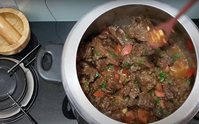 Essa é a melhor carne de panela do mundo e fica pronta rapidinho na panela de pressão, aprenda passo a passo da receita