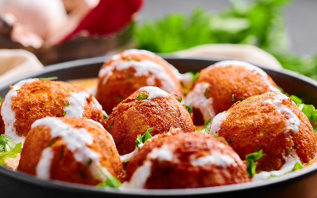 Nem batata frita, nem purê de batata: agora só faço esse bolinho indiano frito de batata cozida com molho cremoso, perfumado e nutritivo