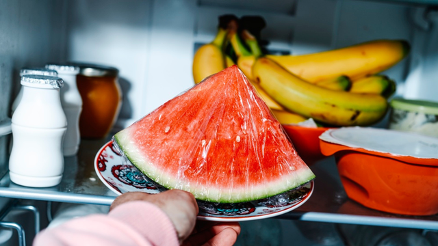 Por quantos dias a melancia cortada pode ficar na geladeira? TudoGostoso revela o prazo que a fruta pode ser consumida com segurança