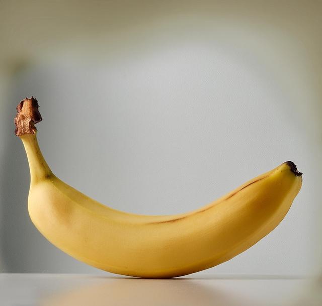 Com quantos você descobriu que esse é o jeito certo de guardar banana para que ela não amadureça rápido demais?