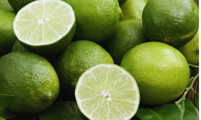 Com preço mais em conta, o limão taiti costuma ser encontrado em qualquer mercado ou feira durante o ano todo (Créditos: Shutterstock)
