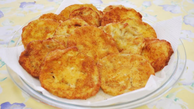 Não há nada melhor de ouvir aquele som de crocância na boca ao morder essa berinjela à milanesa (Créditos: TudoGostoso/Giane Bandeira)