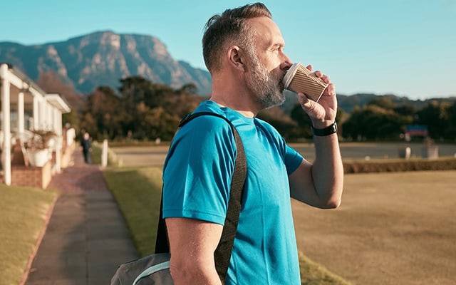 O que é o “truque do café 3:1” e por que muitas pessoas estão usando para recuperar a energia?