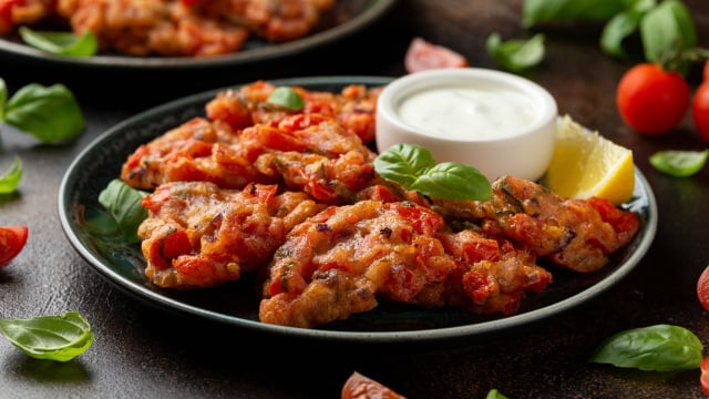 Bolinho de tomate frito: essa receita grega é o petisco crocante perfeito e barato que você precisa provar