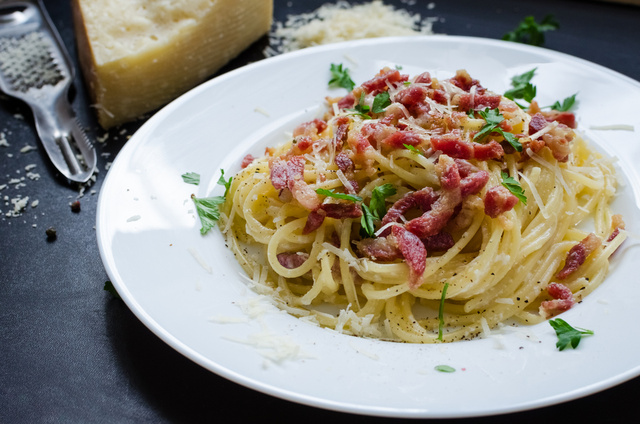 Macarrão à carbonara: aprenda a fazer a receita tradicional que vai deixar qualquer italiano orgulhoso