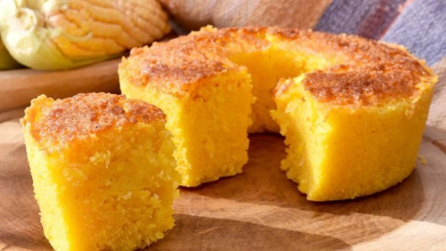 Anote, salve ou printe essa receita do melhor bolo de milho do mundo: fofinho, molhadinho e fácil de fazer