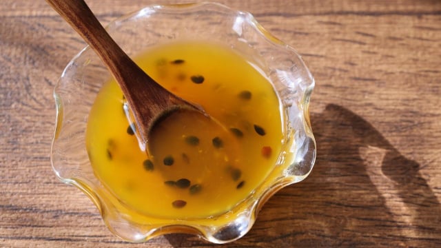 A calda de maracujá traz um diferencial para qualquer sobremesa (Créditos: Shutterstock)