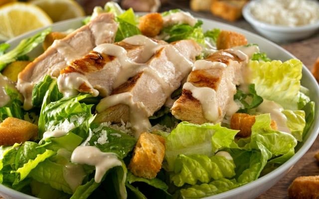 Salada ceasar é crocante e tem molho especial (Créditos: TudoGostoso)
