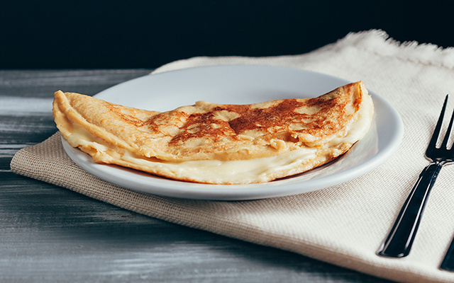 Pãozinho de tapioca de 4 ingredientes fica pronto em só 10 minutos e nem precisa ir ao forno, ideal para um café da manhã rápido