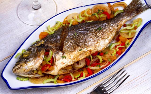 Que tal preparar um peixe inteiro? A tilápia assada cai muito bem naquele almoço de família de final de semana (Créditos: TudoGostoso)