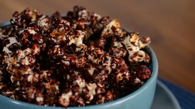 Bateu vontade de um docinho? Faça essa pipoca de chocolate do TudoGostoso que sempre dá certo