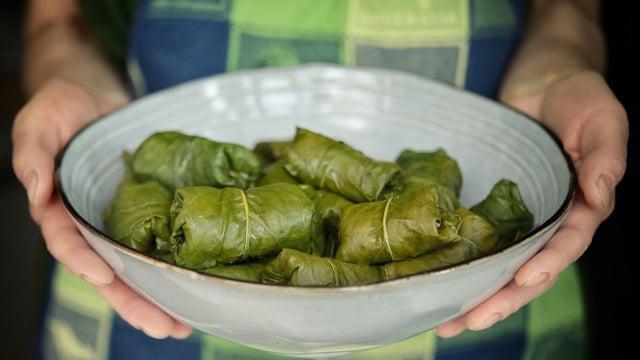 Experimente trocar o repolho por couve na hora de preparar charutos recheados em casa para diversificar a dieta (Créditos: Shutterstock)