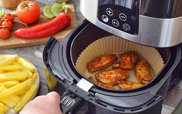Saiba qual é a capacidade de airfryer recomendada para o número exato de pessoas na sua casa