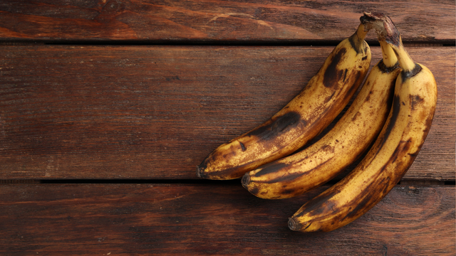 Minhas bananas duram muito mais depois que aprendi esse truque, nunca mais joguei a fruta fora por estar madura demais!