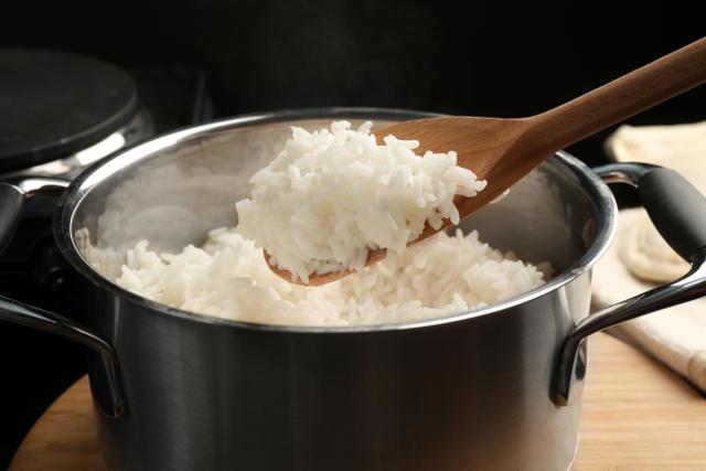 Os restaurantes não querem que você saiba: algumas gotas disso na água do arroz e ele ficará mais branco e soltinho