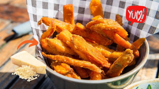 Palito de batata-doce com crosta de parmesão feito na airfryer é o petisco crocante e saudável que você vai se apaixonar