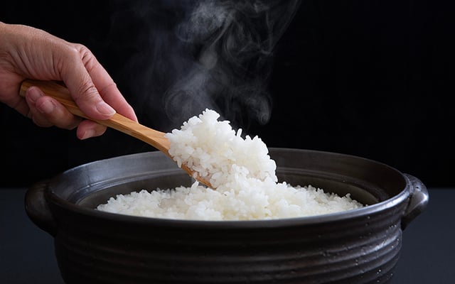 Esse erro comum ao fazer arroz deixa o prato empapado: descubra o preparo certo e nunca mais erre