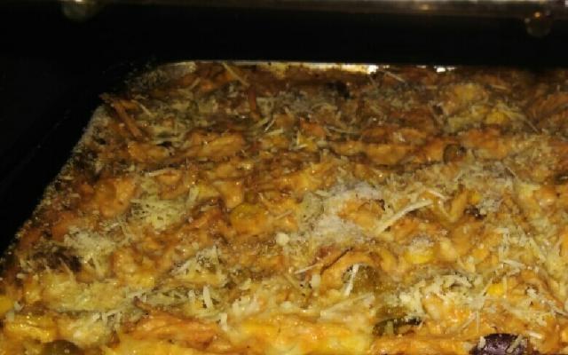 Na dúvida, um arroz de forno com frango cremoso é sempre uma boa opção (Créditos: TudoGostoso/Taina Scorza)