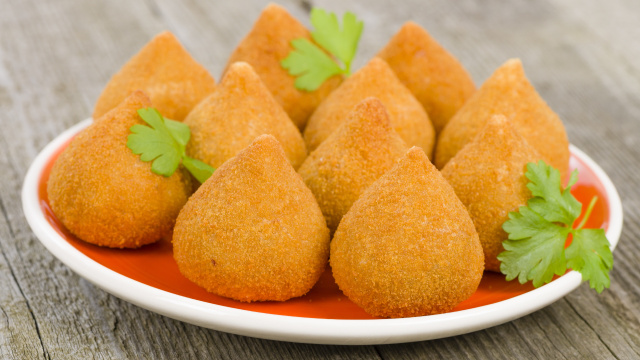 A receita de coxinha da minha tia é perfeita e eu vou te ensinar: crocante, sequinha e com muito recheio
