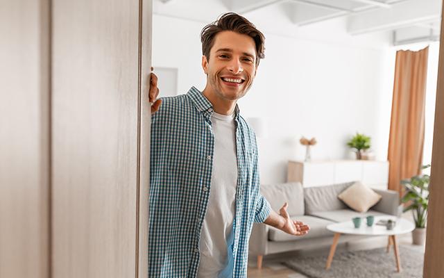 Sou arquiteto e recomendo portas sem moldura: "Elas são melhores do que as portas tradicionais e proporcionam mais espaço"