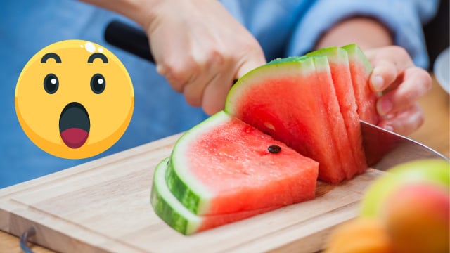 Passei a comer muito mais melancia depois que aprendi a maneira mais fácil de cortar a fruta