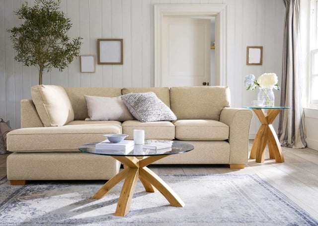 Conjunto com 2 poltronas e trio de mesinhas dá cara nova à sala por menos de R$ 325