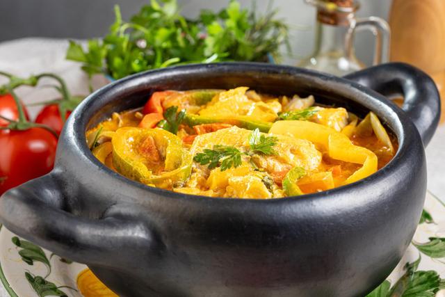 Procurando uma receita de moqueca de peixe fácil e rápida para o almoço? Eu tenho a perfeita!