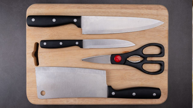 Como amolar facas e tesouras de cozinha em casa da melhora forma? Saiba escolher o método certo!