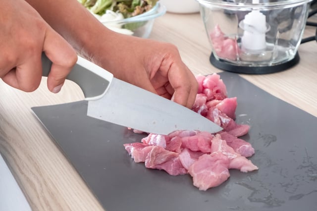 Não jogue fora suas facas cegas: o truque caseiro para deixar a lâmina afiadíssima em poucos minutos