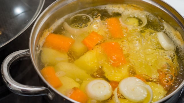 Nunca mais comprei no supermercado: aprendi como fazer o caldo de legumes caseiro perfeito em poucos minutos