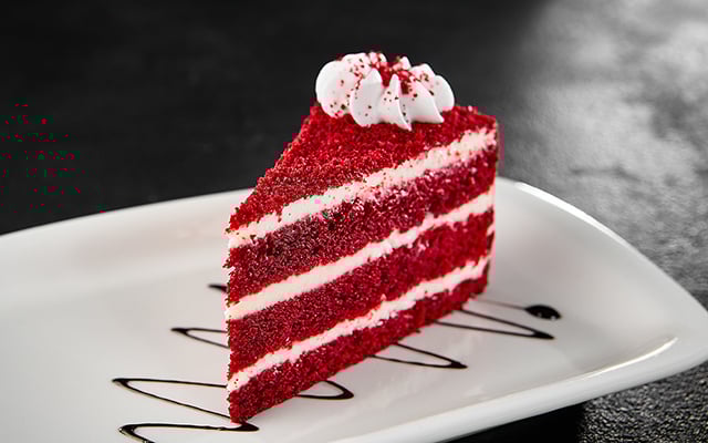 Bolo red velvet sem corante: essa versão natural não leva açúcar e nem farinha de trigo, mas fica tão bonita e saborosa quanto a original