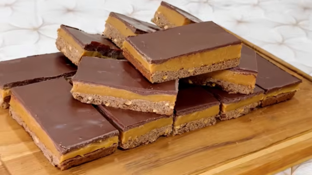 Eu sou tão louca por essa torta escocesa quanto o Pica-Pau: massa crocante, caramelo cremoso e chocolate, é uma sobremesa dos deuses!