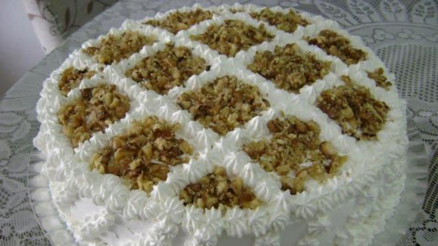Nada melhor do que preparar um bolo para o Dia das Mães bem bonito como esse bolo de nozes (Créditos: TudoGostoso/Michelle)