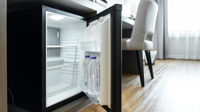 Você nunca mais vai querer deixar o seu quarto com este frigobar de luxo