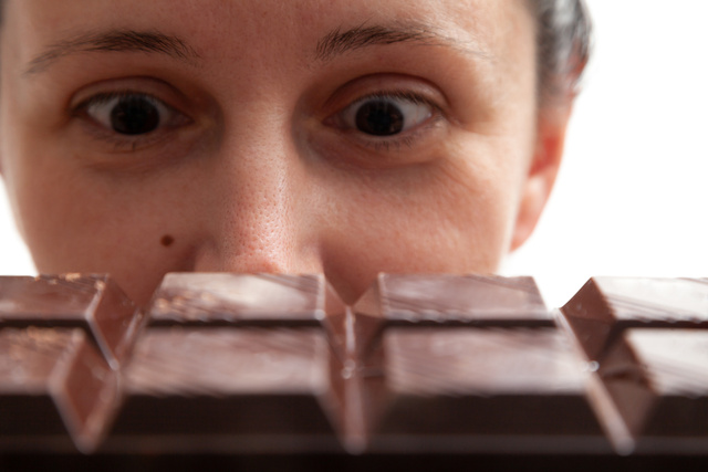 Por que tanta gente vicia em chocolate? Especialista indica opção saudável