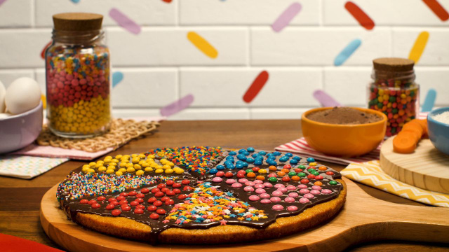 A base da pizza é feita com a massa do bolo de cenoura e a cobertura é um brigadeiro cremoso irresistível (Créditos: TudoGostoso)