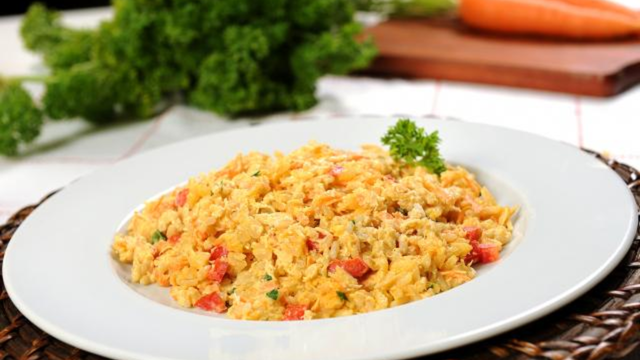 Risoto de arroz integral com frango desfiado: receita simples para um almoço ou jantar especial no fim de semana