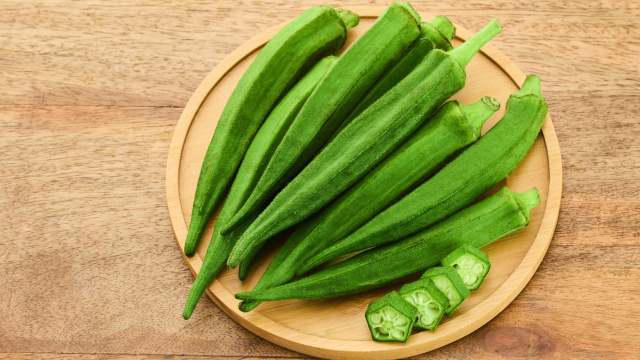 O vegetal mais rejeitado é um dos mais ricos em nutrientes: descubra os benefícios do quiabo e como fazer sem baba