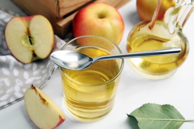 O que o vinagre de maçã pode (e não pode) fazer pelo seu corpo: benefícios, efeitos colaterais, como usar e muito mais!