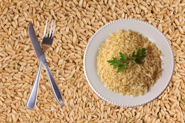 Essa é a forma certa de preparar arroz integral e a maioria faz errado! Saiba o segredo para cozinhar em 10 minutos