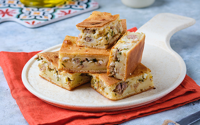 Faça para o lanche da tarde ou jantar: torta de atum leva ingredientes simples que você já deve ter em casa