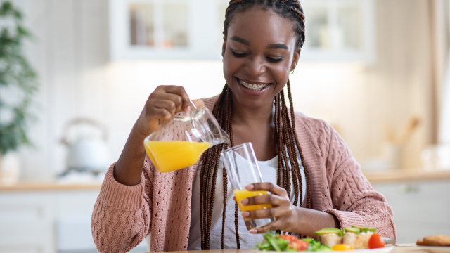 Beber algum líquido enquanto come pode ajudar, mas é preciso cuidado com a quantidade (Créditos: Shutterstock)