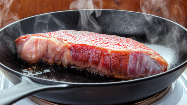 Os chefs concordam: "Para um bife grelhado perfeito, não unte a frigideira, em vez disso, pincele a carne com algumas gotas de óleo."