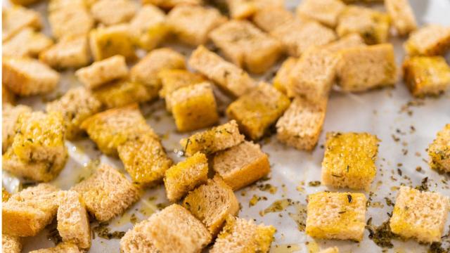 Crouton de azeite caseiro e fácil de apenas 3 ingredientes vai revolucionar as suas saladas e sopas: você nunca mais vai comprar pronto!