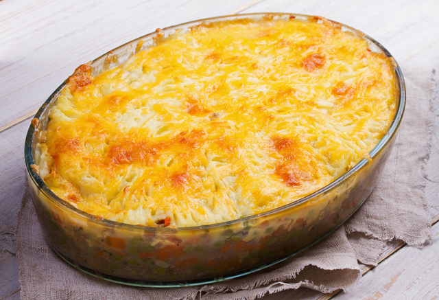 Frango com creme de batata e bacon é aquela comida quentinha que abraça toda a família num dia frio: receita de almoço fácil e delicioso