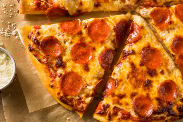 Quem gosta de pizza vai adorar essa versão com massa de pastel: receita fácil fica pronta em menos de 10 minutos