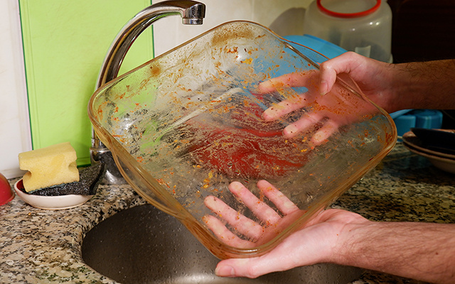 Dica de ouro: como limpar a gordura queimada da forma de vidro sem esforço