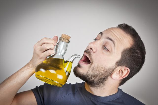 Uma dose de azeite antes de ingerir bebida alcoólica evita mesmo a ressaca? O que diz a ciência